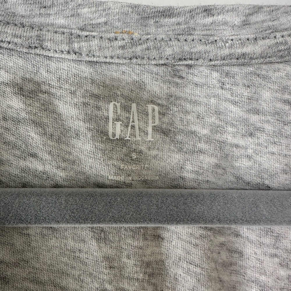 GAP Gray V-Neck Tee with Gold Pineapple Motif - Picture 3 of 3